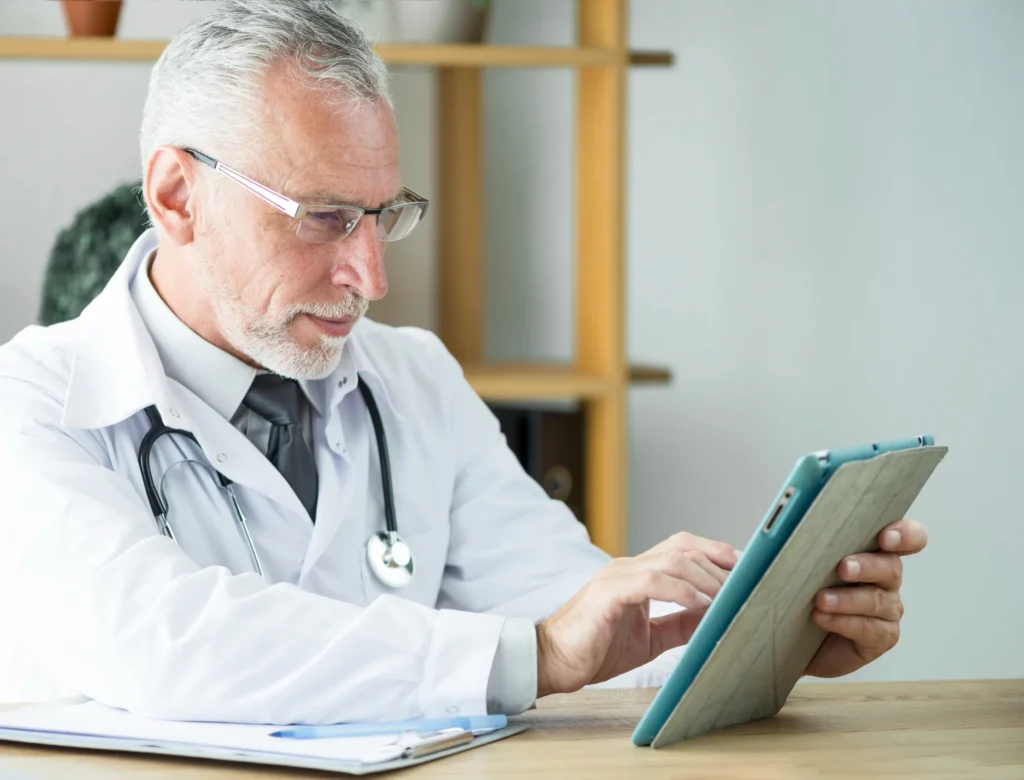 Medicinski veštak pregleda dokumentaciju o telesnim povredama nakon saobraćajne nezgode